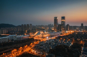 城市夜晚的日落时分被照亮的照片