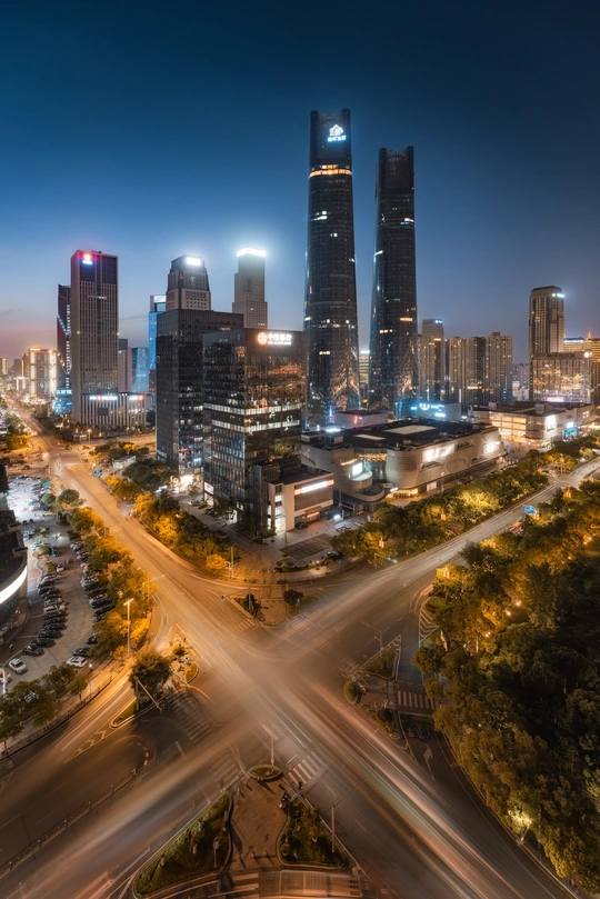 夜晚的城市 高楼大厦和交通