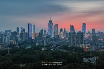 夕阳下的城市 前景中有摩天大楼