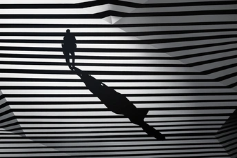 黑白条纹墙上有一个人影 手里拿着伞