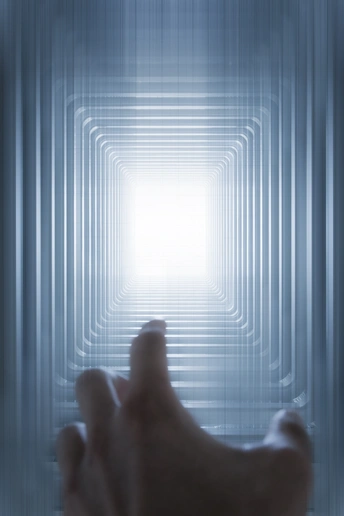 一个人伸出手去摸隧道尽头的一束白光