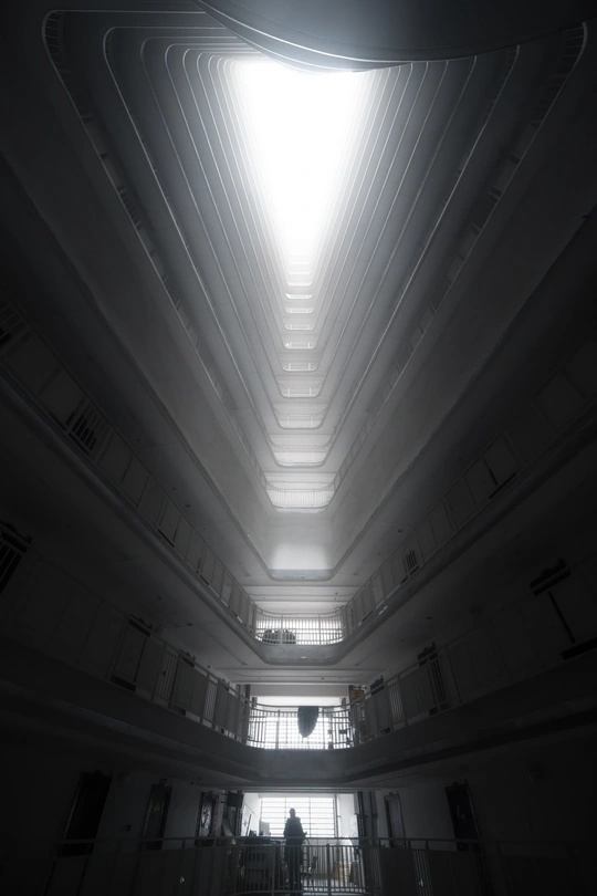 一个人在黑暗的房间里 头顶有光