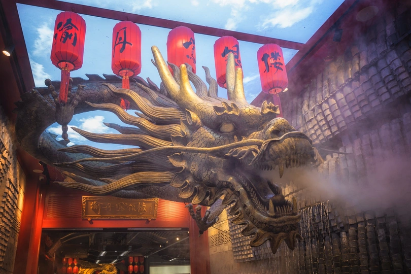 在中国寺庙的入口处有一条龙