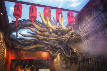 在中国寺庙的入口处有一条龙