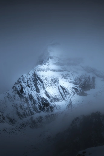 雾气缭绕的雪山