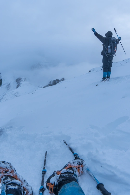 在雪山上山顶附近滑雪的人