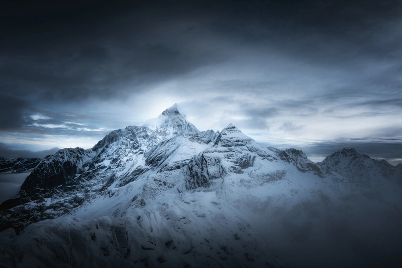 山顶上的雪山 天空中云层