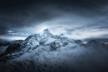 山顶上的雪山 天空中云层