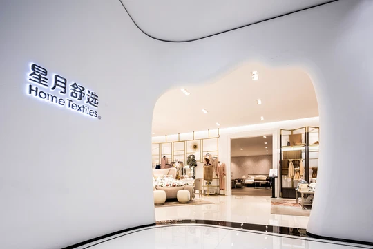 一个带有白色墙壁和窗户的建筑中的房间