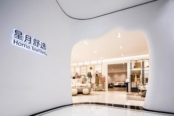一个带有白色墙壁和窗户的建筑中的房间