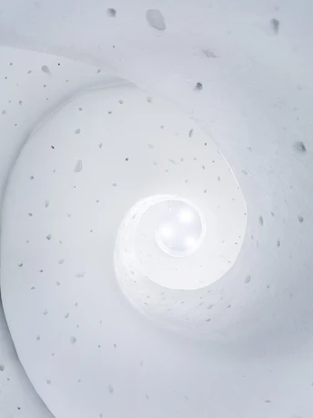 一个玻璃穹顶内的白色天花板