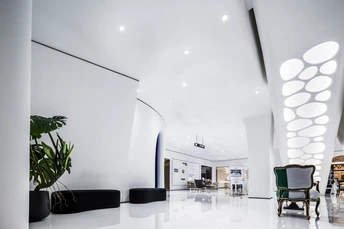 现代建筑的大厅 墙壁和地板为白色 配有家具。