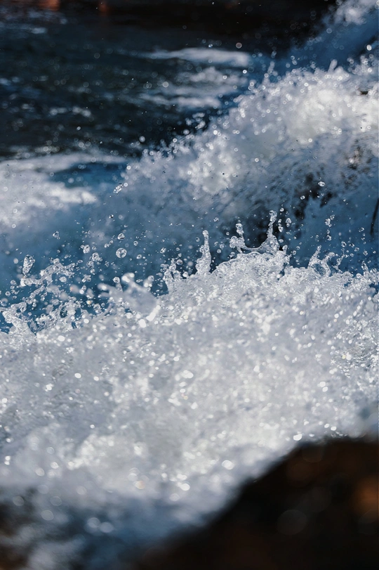 水波冲击着一些岩石
