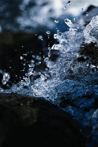 冰封在岩石上的流水