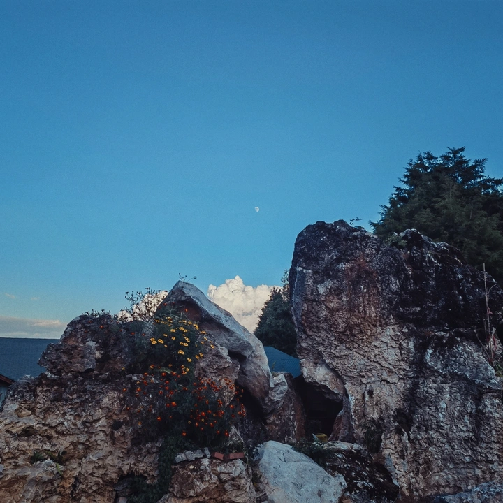 白日青山见弯月