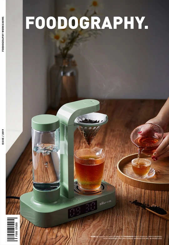 一本杂志 一个人正在往玻璃里倒东西。