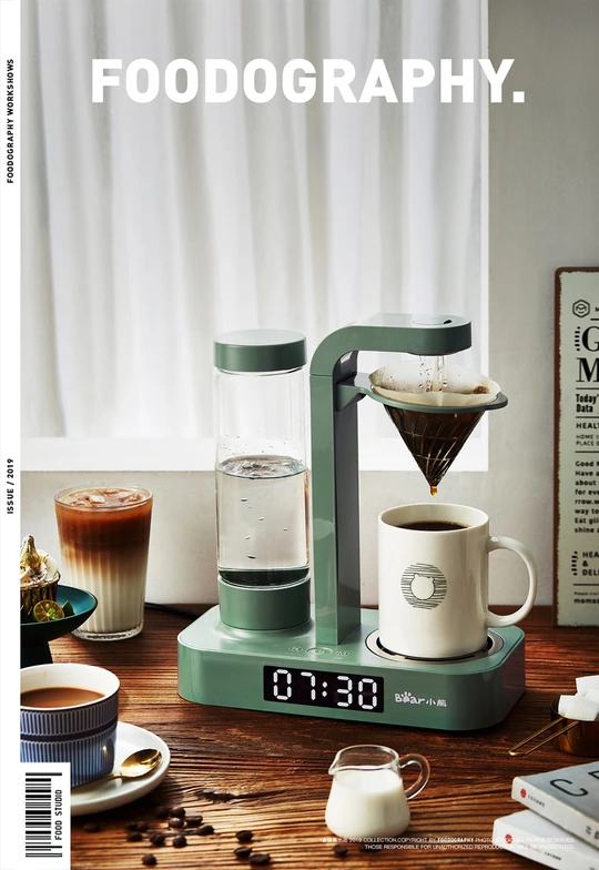 一本带有咖啡机和杯子的桌子上的杂志