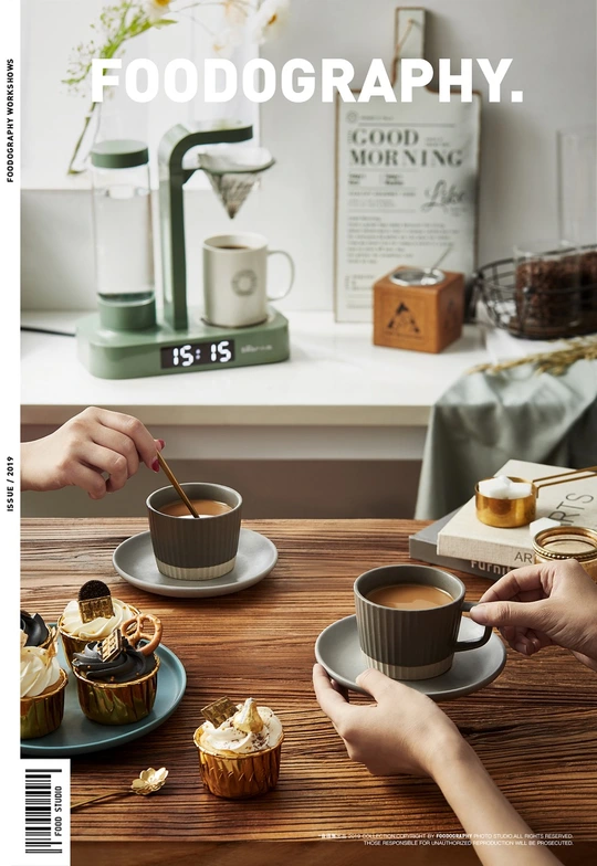 杂志封面 人们坐在桌子旁 每人面前放着咖啡杯。