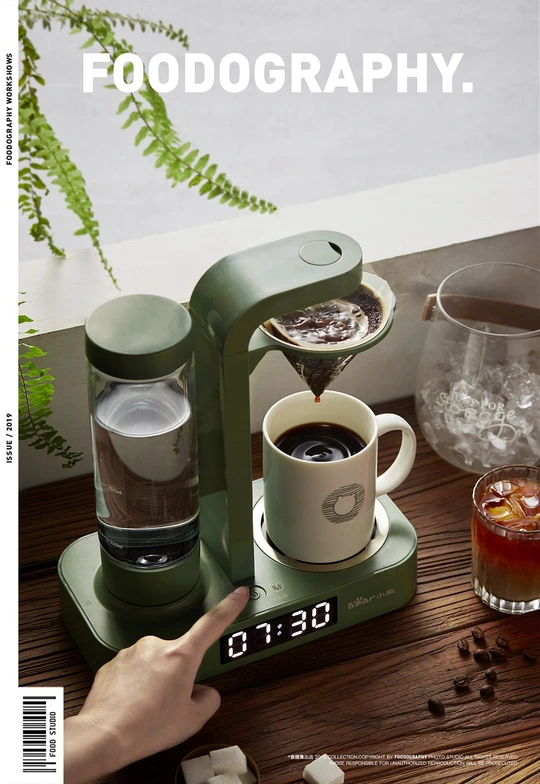 一本带有咖啡机和一杯咖啡的杂志