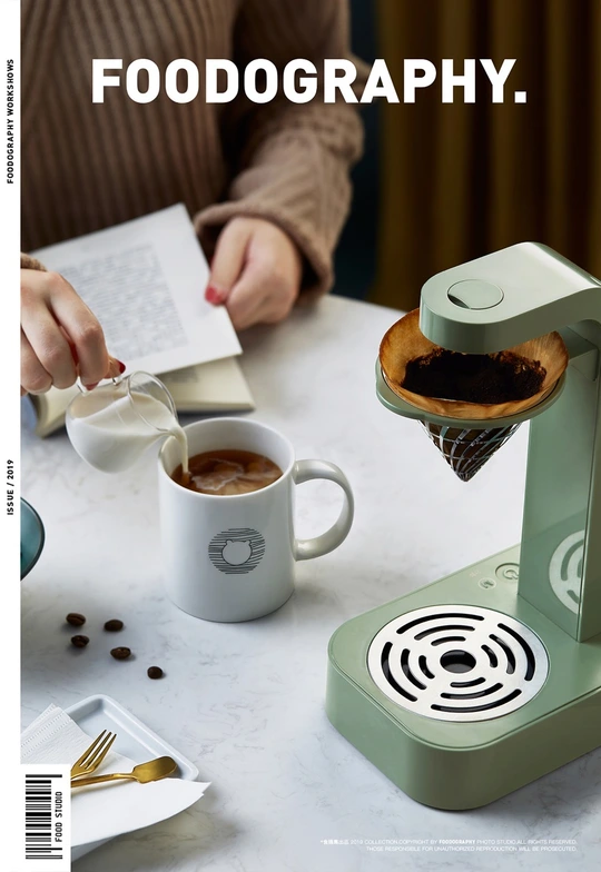 一本杂志 一个人在倒一杯咖啡。