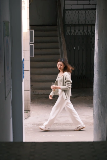 一个年轻女孩正在穿过一个门洞。