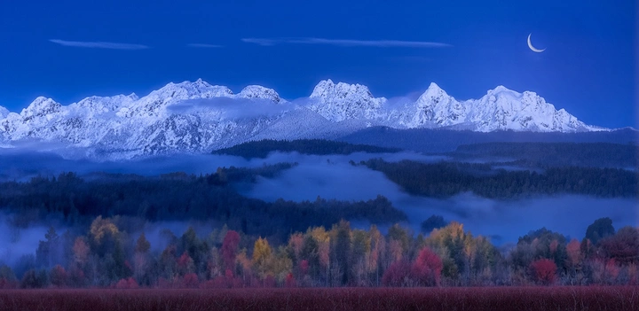 月光下的雪山