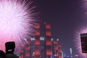 上海中国 天空中烟花在摩天大楼上绽放 作为城市天际线的一部分。
