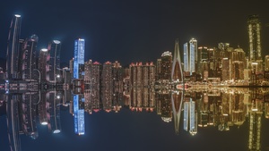 夜晚的城市夜景 摩天大楼的灯光在水面上反射。