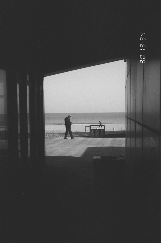 一个人在靠近海洋的建筑物中行走