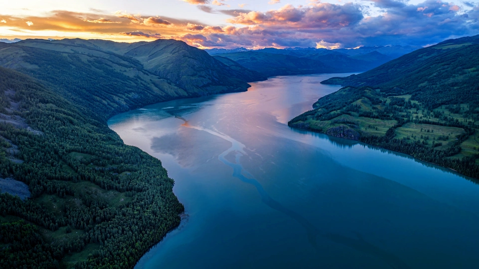 夕阳下 河流在山间蜿蜒流淌。
