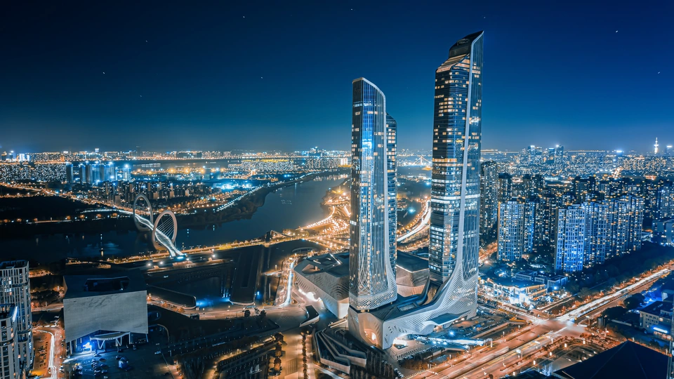 夜晚的城市照片 天际线被高大的建筑照亮。