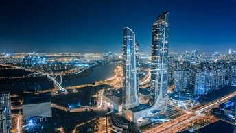 夜晚的城市照片 天际线被高大的建筑照亮。