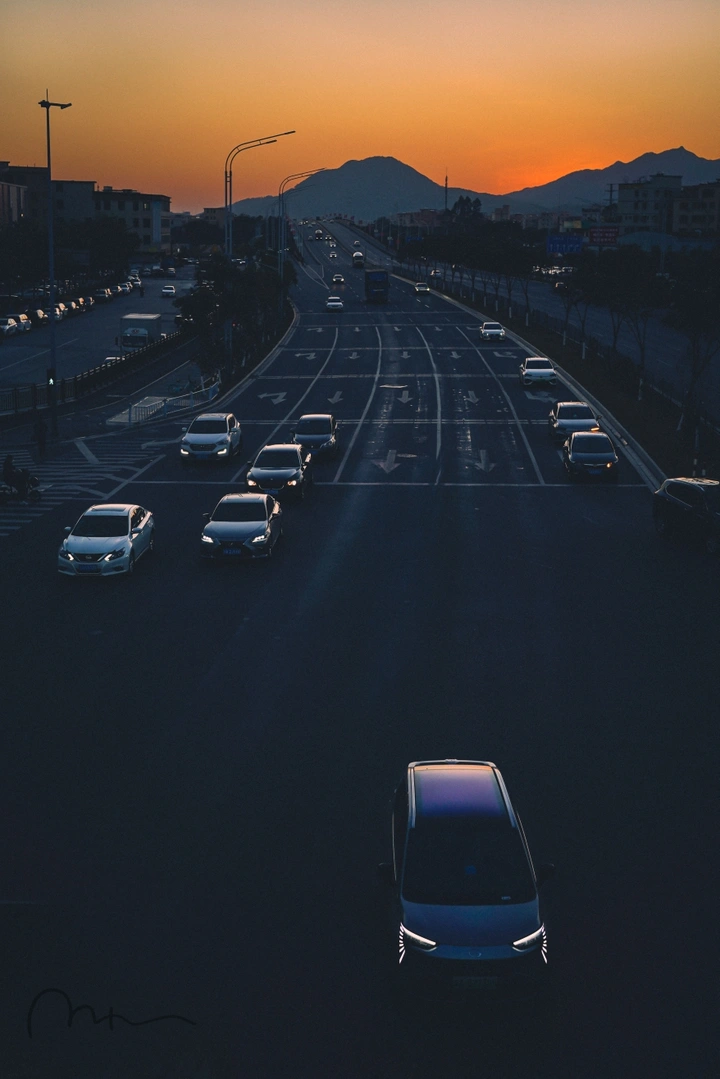 黄昏时分的公路