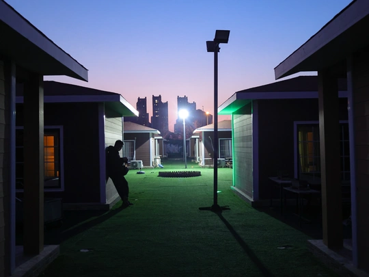 夜晚的楼顶 屋顶上有人造草皮 背景中有人