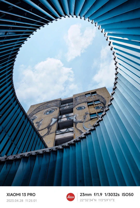 背景为蓝色天空的建筑图片