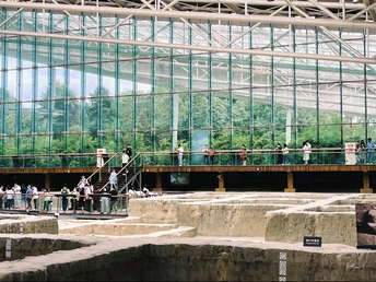 一群人在建筑物内部