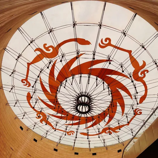 建筑物的天花板挂着一把红色的雨伞