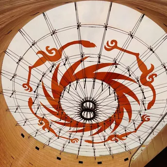 建筑物的天花板挂着一把红色的雨伞