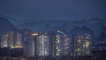 夜晚的城市 有高楼和山脉作为背景