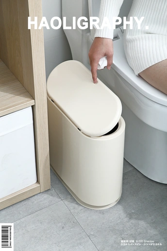 一个打开盖子的白色厕所在浴室里