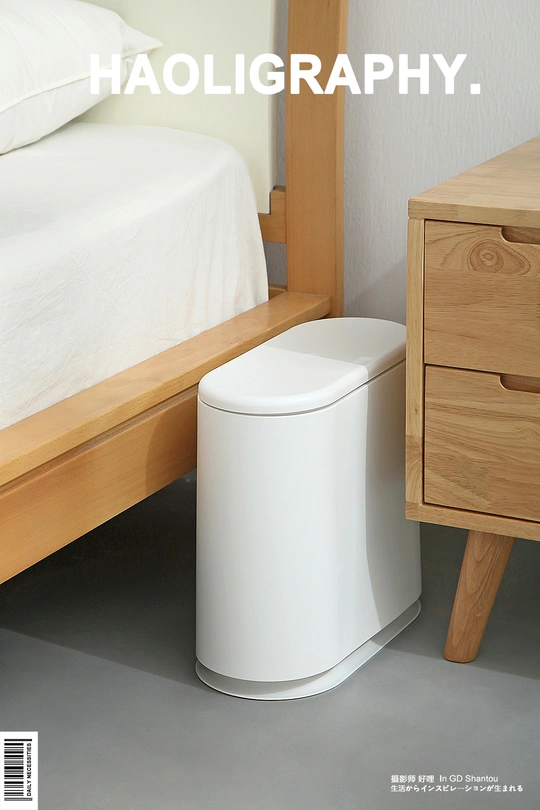 一个位于卧室角落的木质床头柜旁边坐着一个白色的厕所。