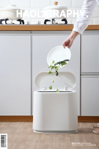 一个人正在厨房准备食物