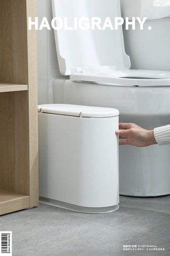 一个位于浴室旁边的白色厕所 旁边有一个架子。