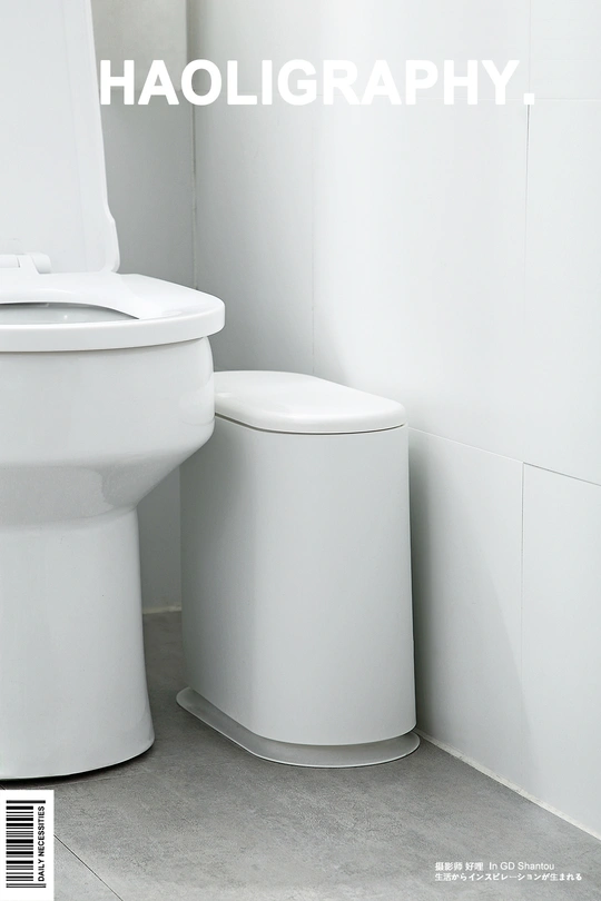 一个白色的厕所坐在浴室里