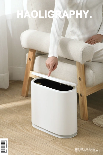 一个人坐在椅子上 手里拿着一杯咖啡