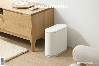 一个带有白色墙壁和一个小木桌的角落里的木制橱柜