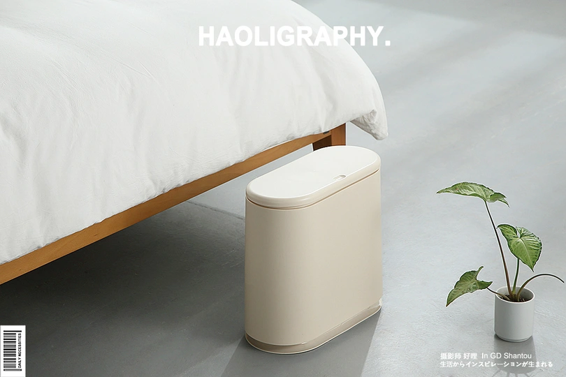 一个带有白色床垫的卧室 床垫放在地板上 床头柜上放着一盆小植物。