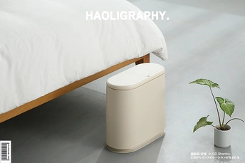 一个带有白色床垫的卧室 床垫放在地板上 床头柜上放着一盆小植物。