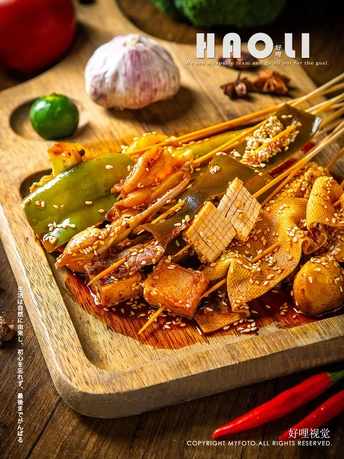 木板上放着食物和食谱