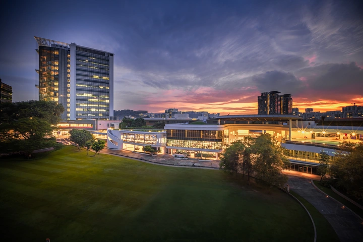 夕阳下的新加坡国立大学Utown